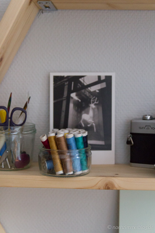 Detail of my DIY Honeycomb Shelves | makemakeblog.com